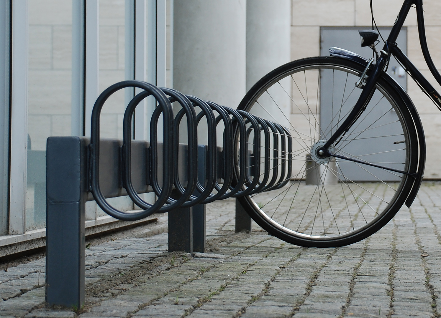 Svarta cykelställ med ovala bågar