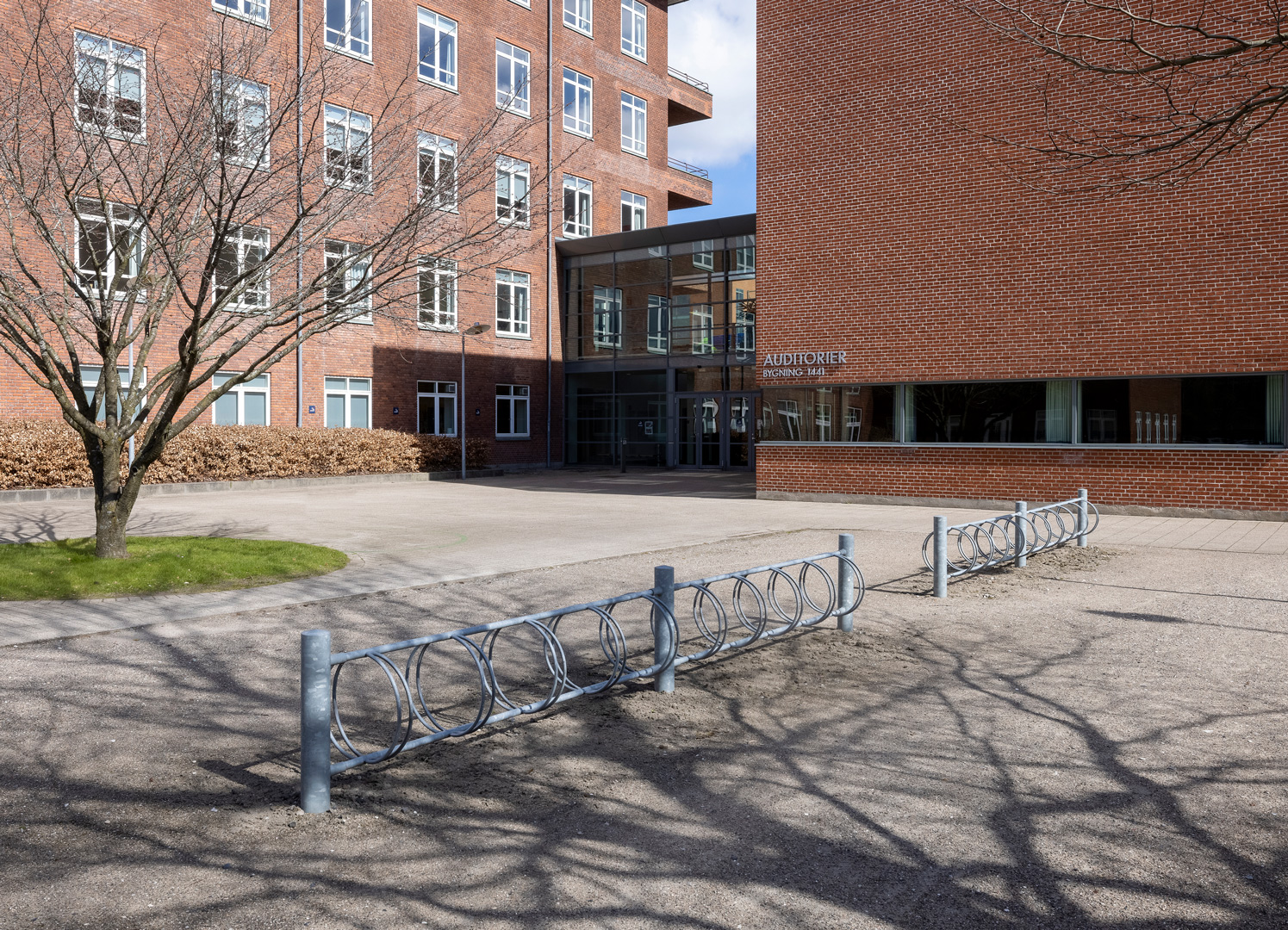 Modulär cykelställ står framför utbildningsinstitution