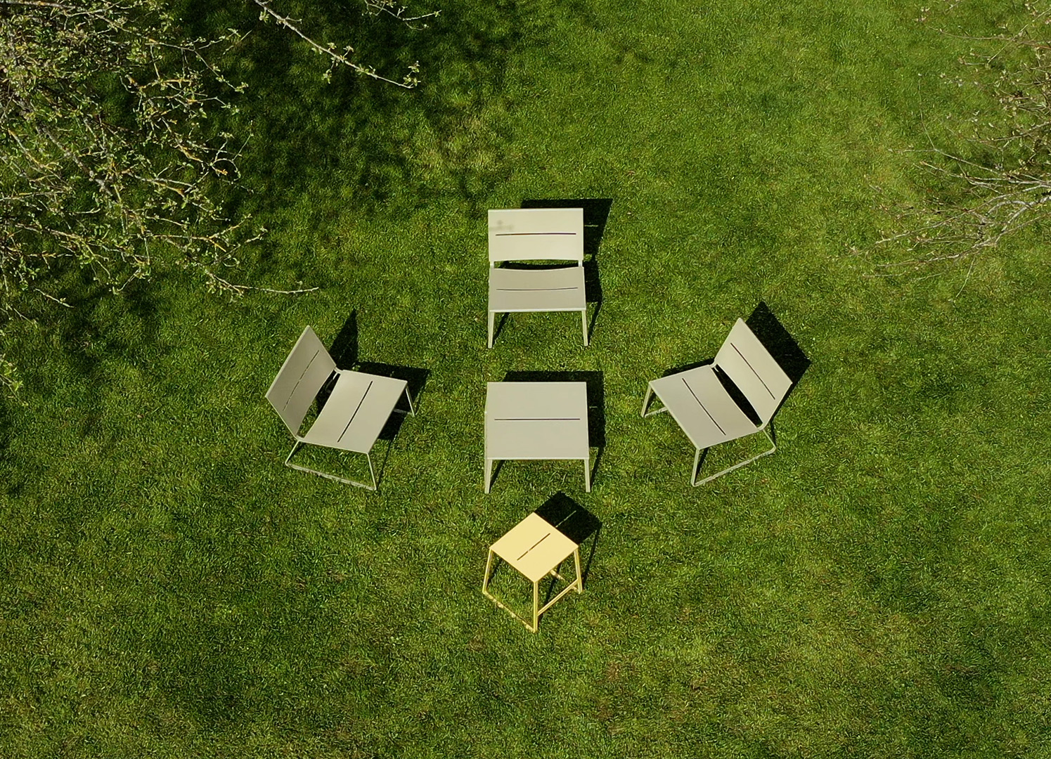 TERÄS loungebord och lounge stolar sett uppifrån med gul pall