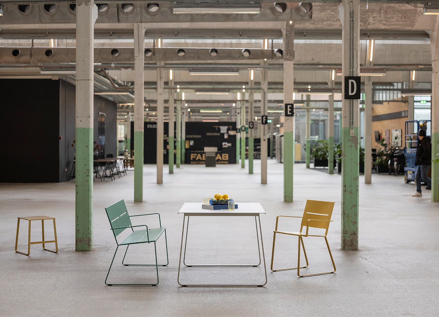 Stålmöbler i modern dansk design kan ses i industrihallen