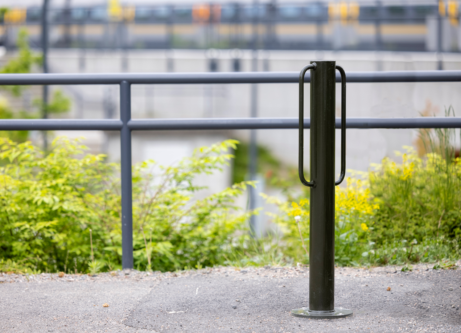 cykelpollare Tor med låsstång står fint på Alingsaas Station i Sverige