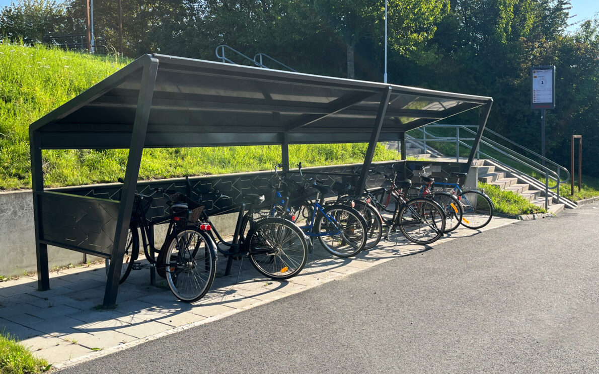 Cykeltak och cykelställ vid busshållplats