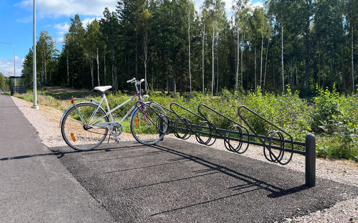 Cykelställ med låsbygel vid busshållplats
