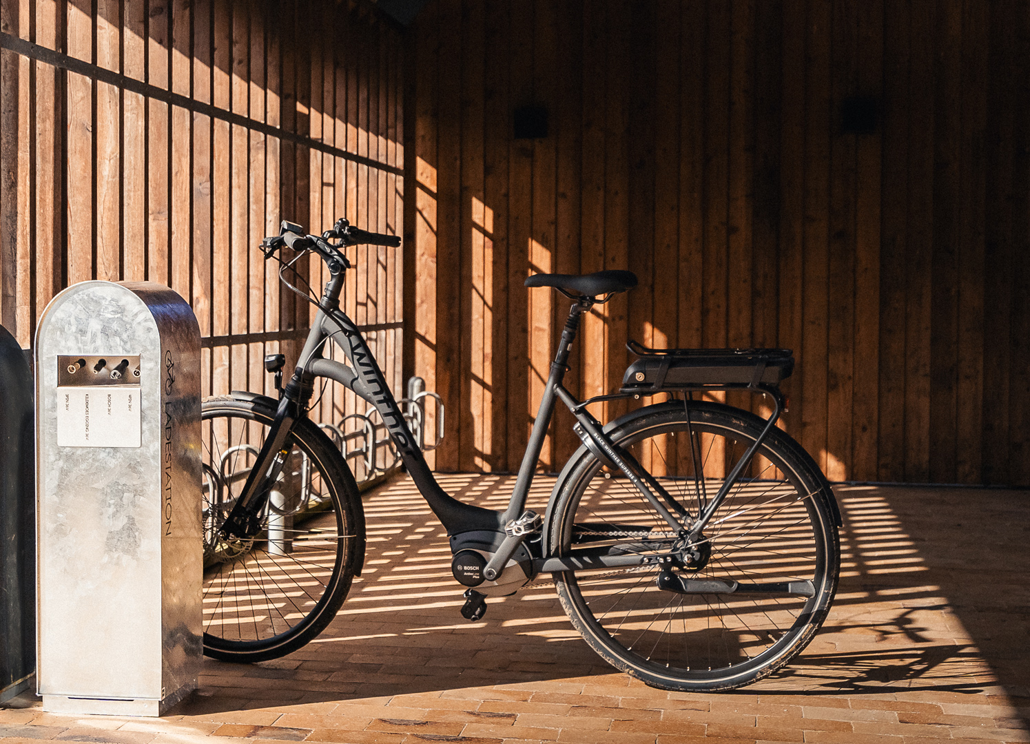 Cykelställ och laddstation för elcyklar ses i kombination